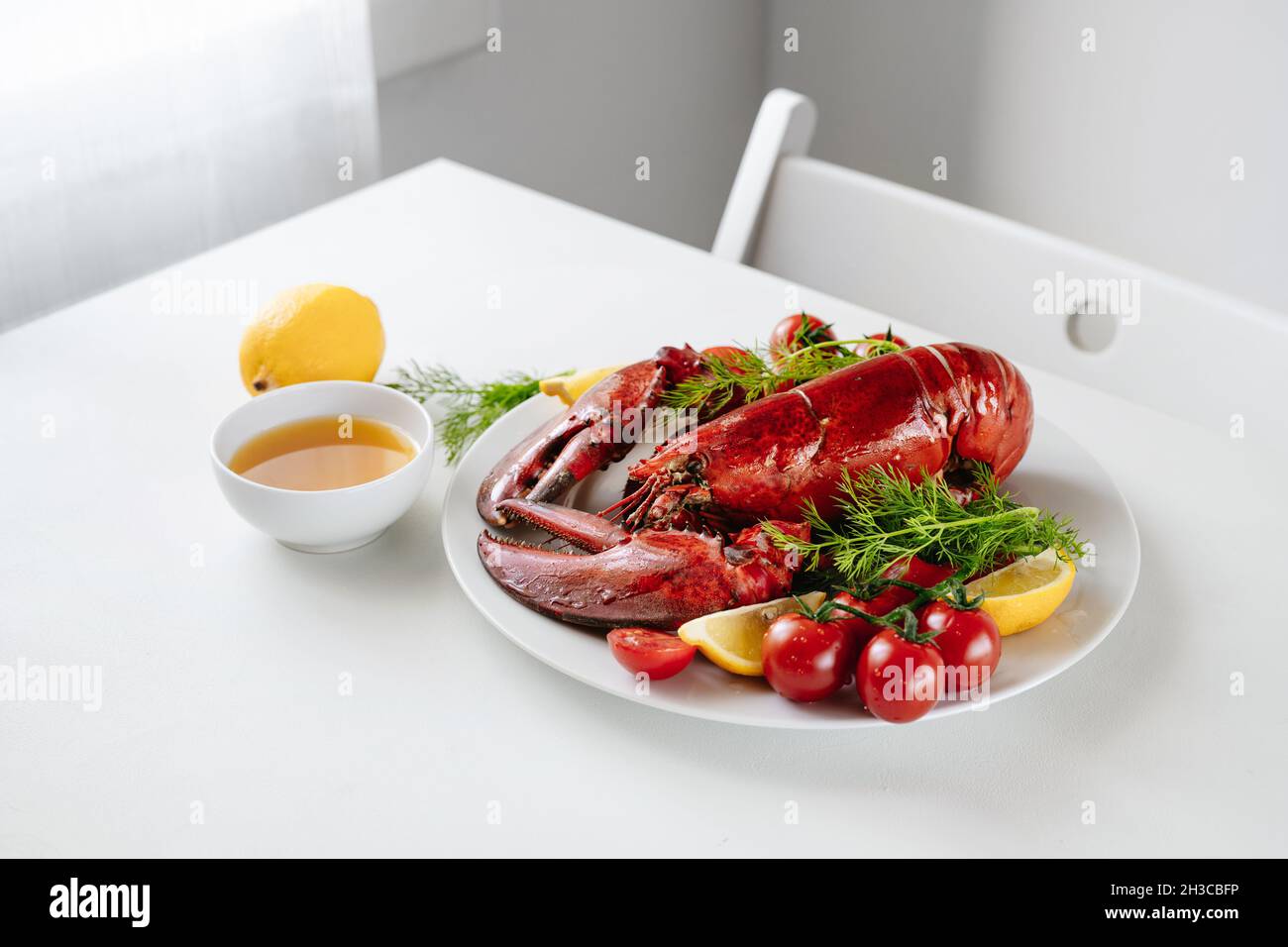 Homard entier fraîchement cuit sur table Banque D'Images