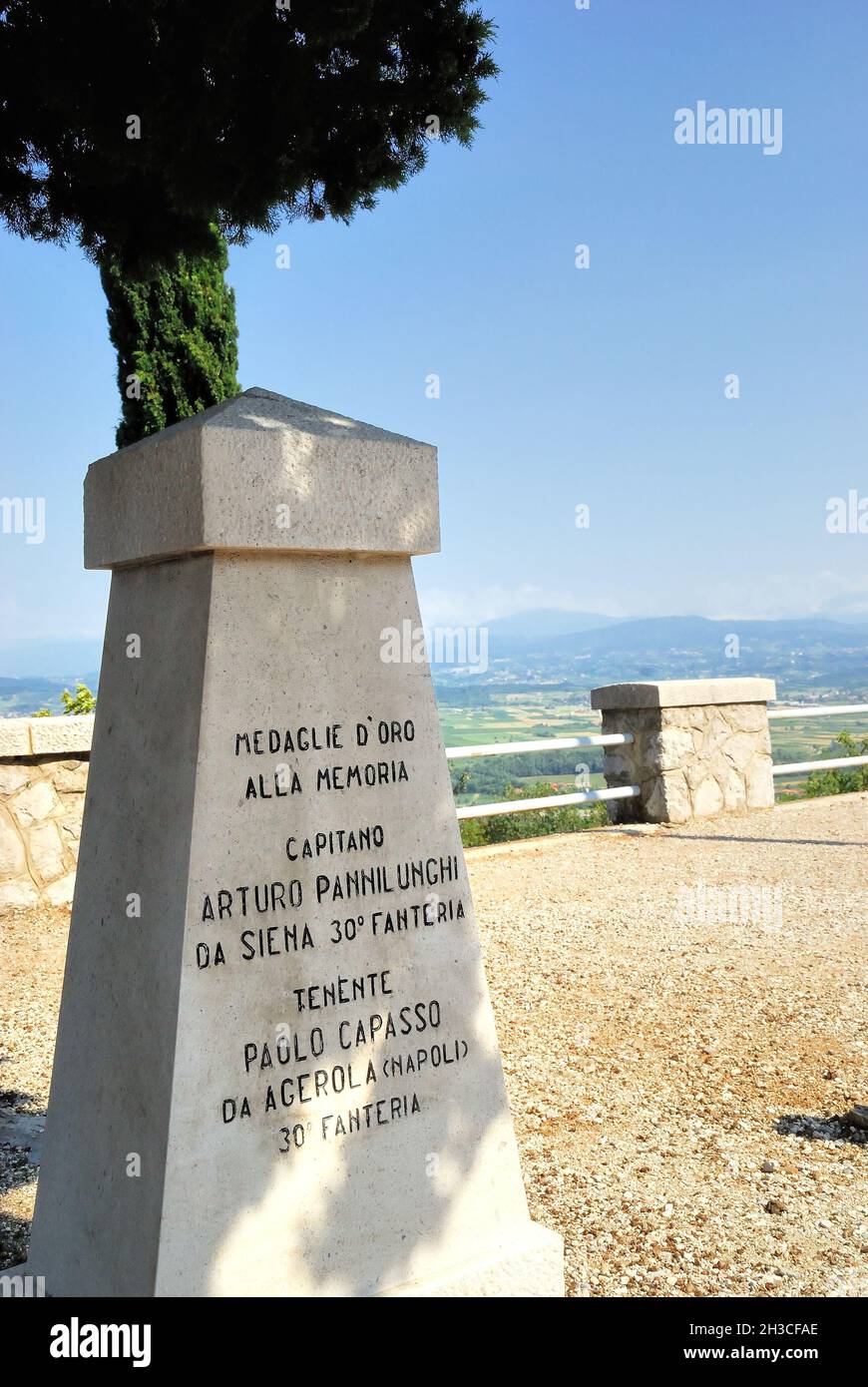 Mont San Michele, Friuli Venezia Giulia, Italie.23 juillet 2013.Un appel téléphonique de Naples : c'est Gino, le cousin de mon compagnon de vie.Il me demande de l'aider à trouver la pierre commémorative de son grand oncle sur le plateau du Karst.Le grand-oncle de Gino méritait une médaille d'or postumous pour avoir été tué dans une action courageuse à 'Bosco Cappuccio' .Nous n'avons aucune idée de l'endroit où pourrait être cette pierre.Une recherche web n'a donné aucun indice, le bureau d'information de Redipuglia est fermé, le propriétaire de l'hôtel où nous nous arrêtons ne peut pas nous aider.Dans la soirée, alors que nous avons dîner à un slovène 'gostilna', je me souviens qu'il y a un Banque D'Images