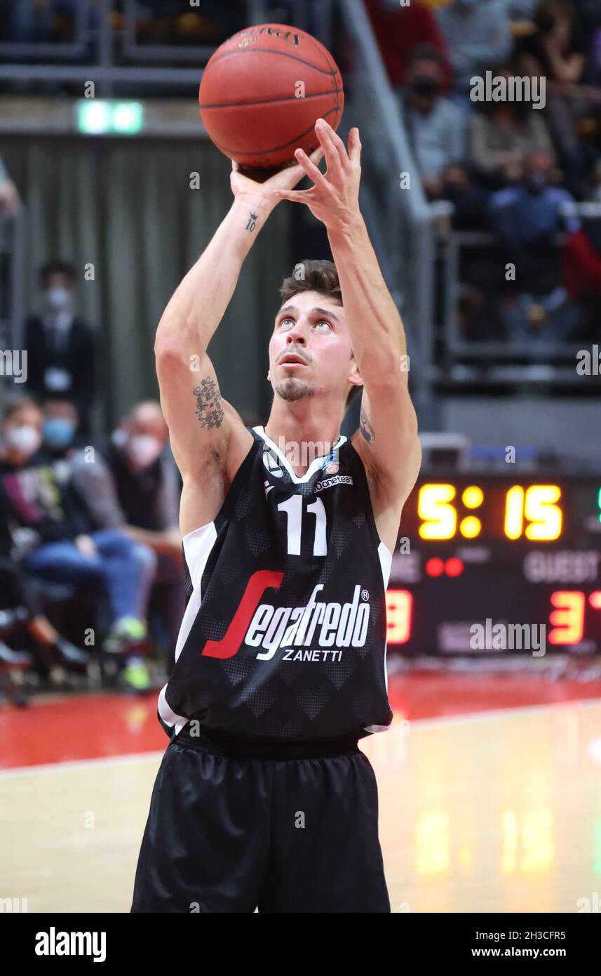 Bologne, Italie.27 octobre 2021.Michele Ruzzier (Segafredo Virtus Bologna) pendant le tournoi Eurocup match Segafredo Virtus Bologna vs.Ratiopharm Ulm au palais sportif de Paladozza - Bologne, 27 octobre 2021 crédit: Agence de photo indépendante/Alamy Live News Banque D'Images