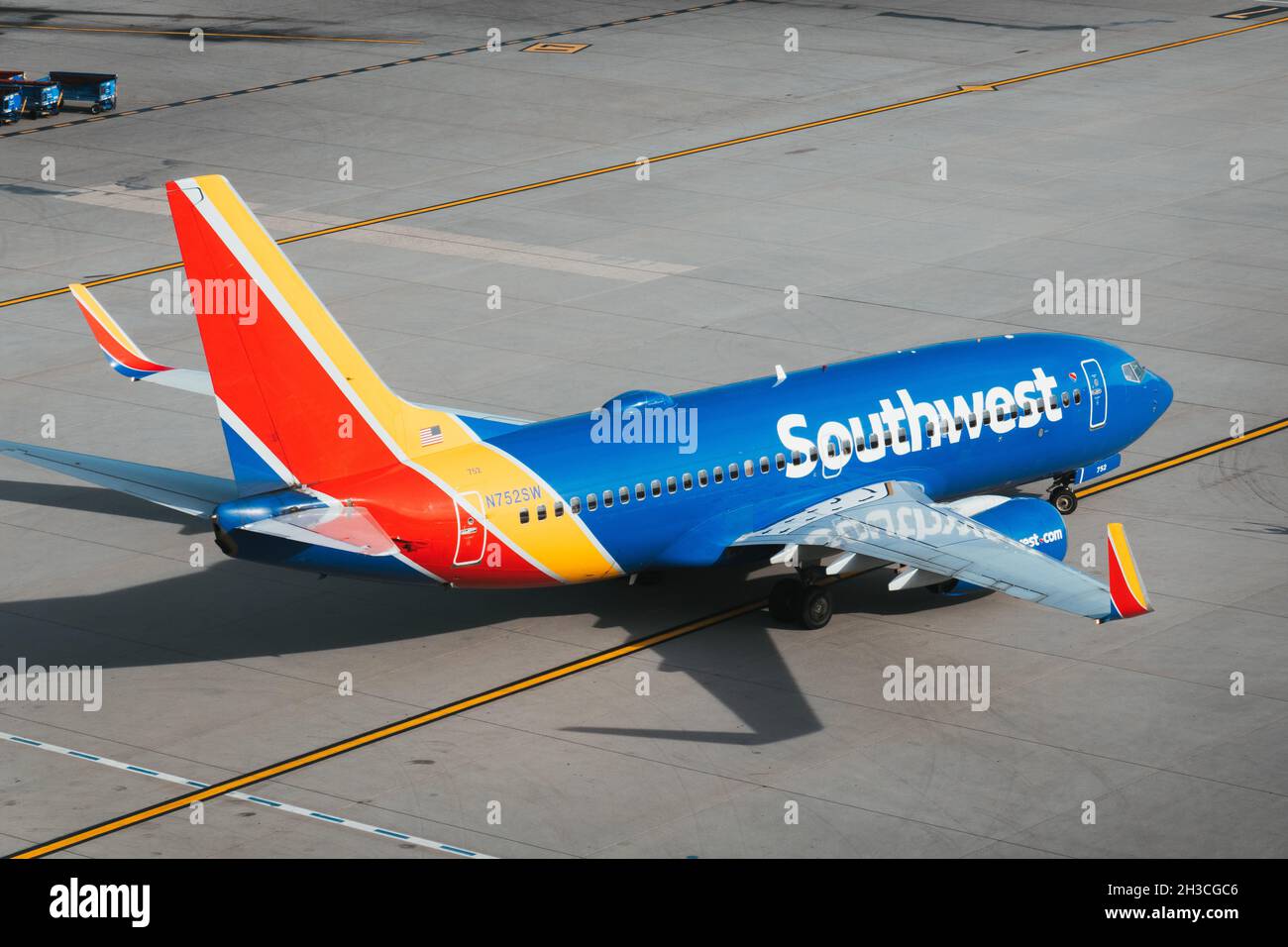 A Southwest Airlines 737-700 sur le taxi de l'aéroport international de Phoenix Sky Harbor Banque D'Images