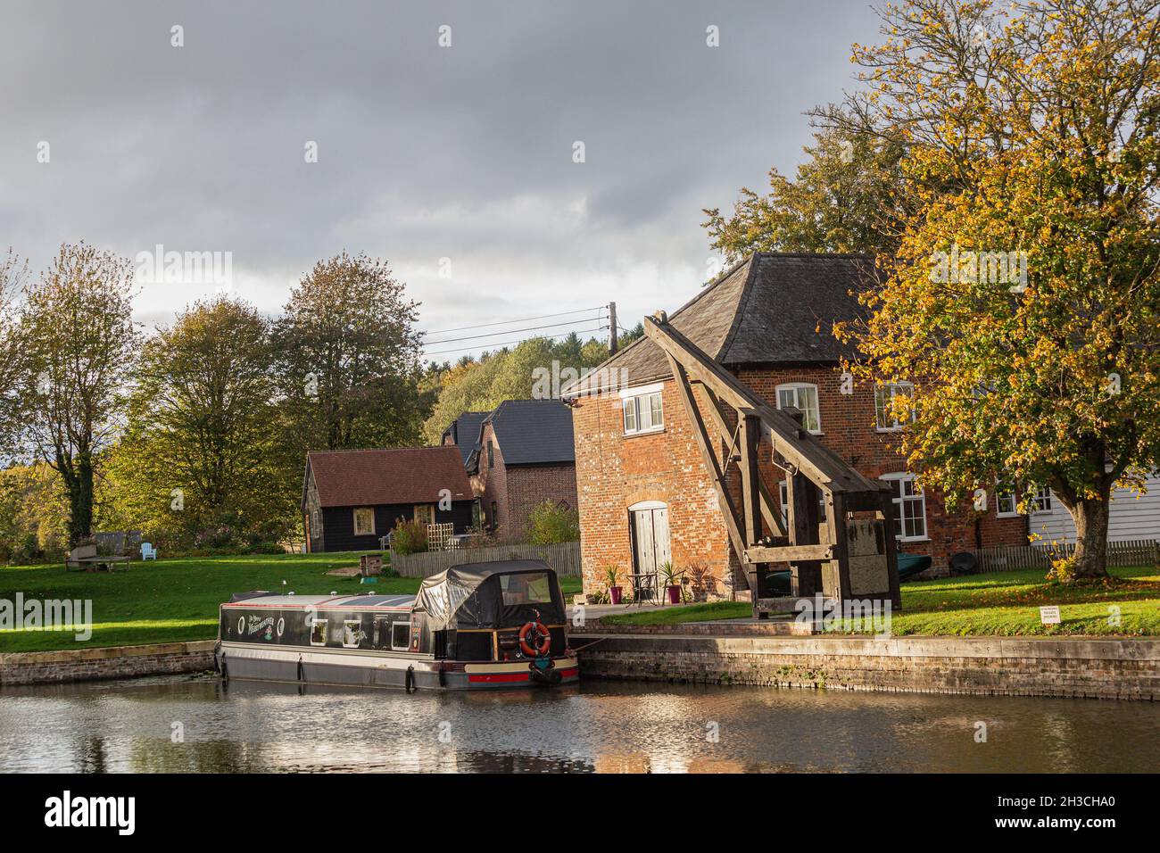 Burbage Wharf Old Crane avec bateau à rames amarré le long du canal Kennet et Avon près de Marlbourgh Wiltshire Banque D'Images