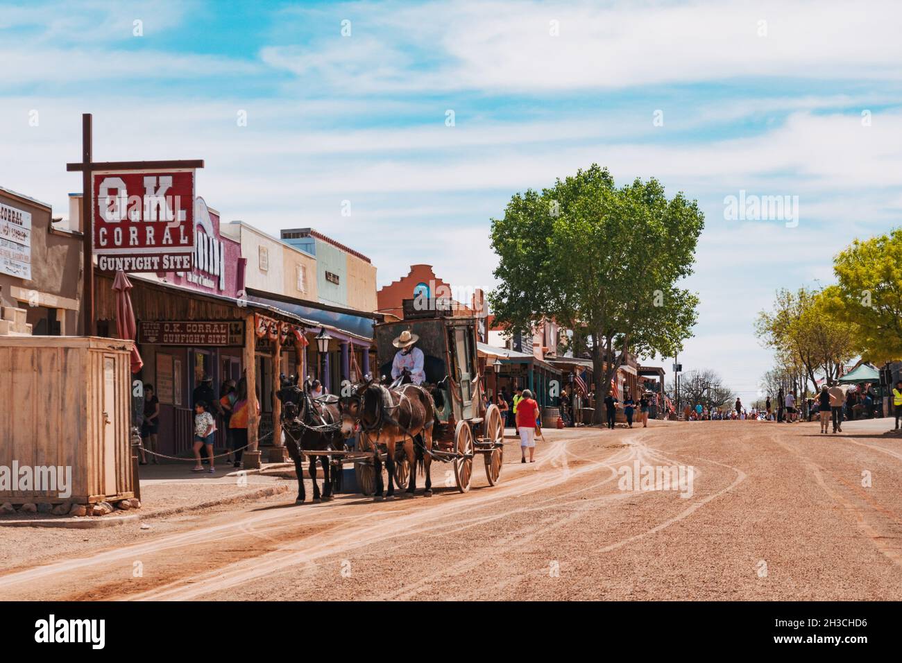 La ville historique de Tombstone, Arizona, avec une voiturette tirée par des chevaux garée à l'extérieur du tristement célèbre O.K.Corral Banque D'Images