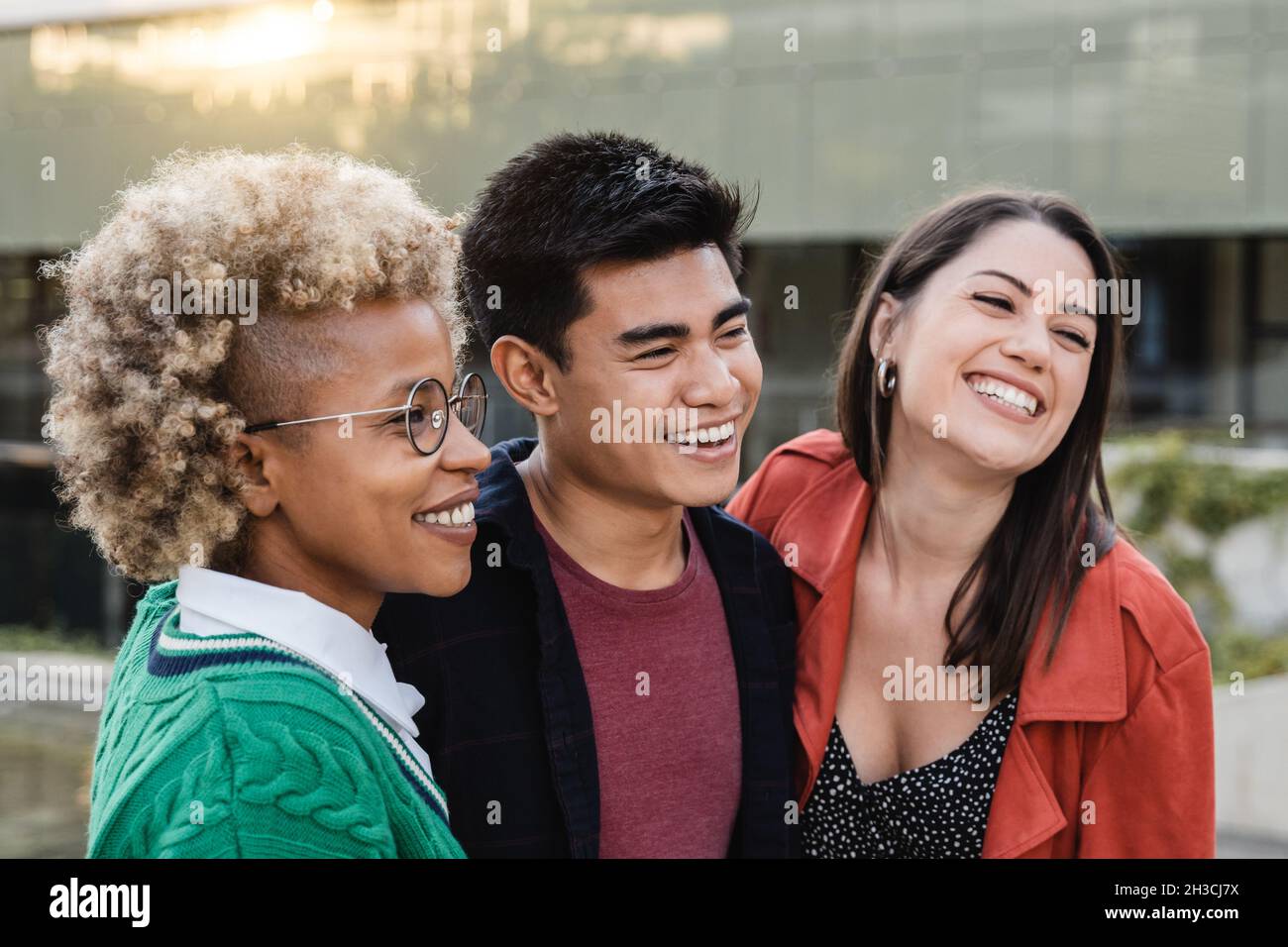 Les jeunes multiraciaux s'amusent en plein air en riant ensemble - concentrez-vous sur le visage masculin asiatique Banque D'Images