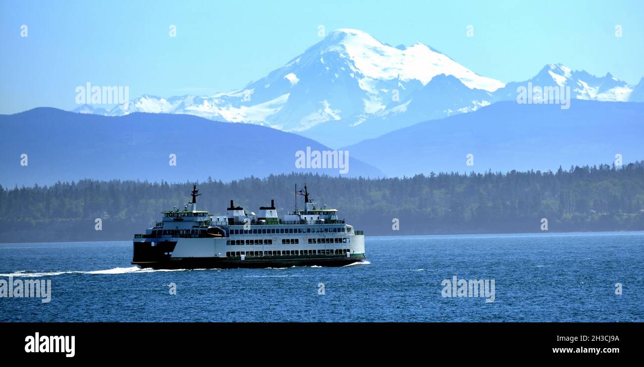 FERRY DE L'ÉTAT DE WASHINGTON EN NAVIGUANT À TRAVERS LES ÎLES DE SAN JUAN... MT BAKER ET LES MONTAGNES EN CASCADE À L'HORIZON Banque D'Images