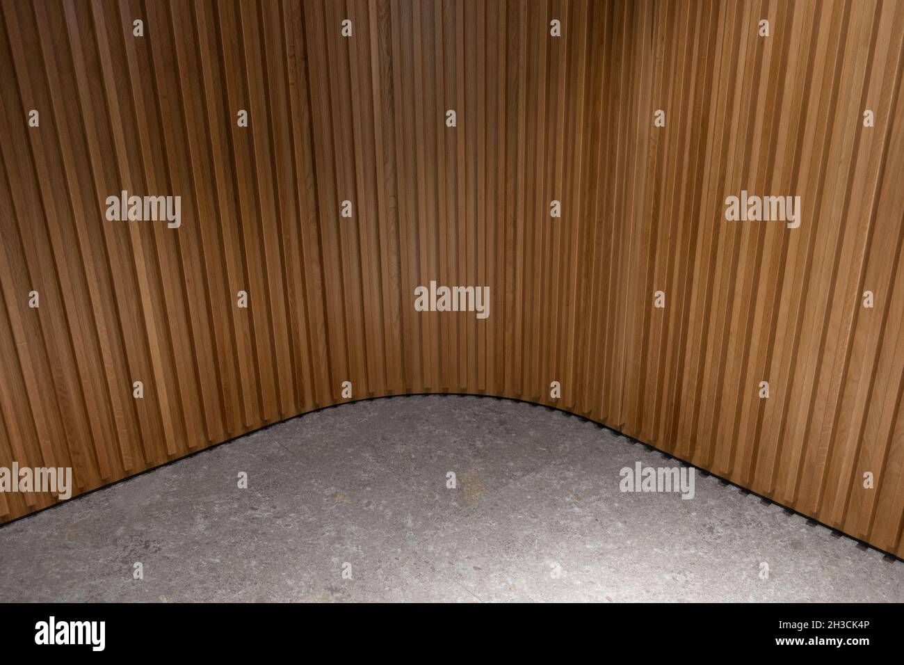 Combinaison mur en bois nervuré et sol en pierre.Panneau texturé en bois et carrelage en pierre grise.Design intérieur en coin rond. Banque D'Images