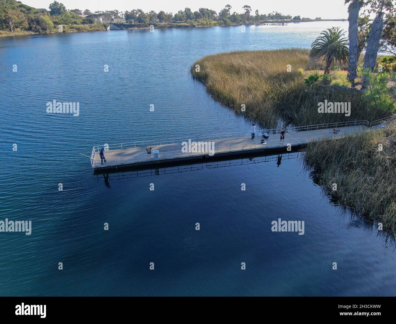 Vue aérienne de la jetée en bois avec les pêcheurs et leurs cannes à pêche essayant de pêcher au lac Miramar, San Diego, Californie.ÉTATS-UNIS.Site de loisirs incluant canotage, pêche, bateau à moteur.13 juillet 2021 Banque D'Images