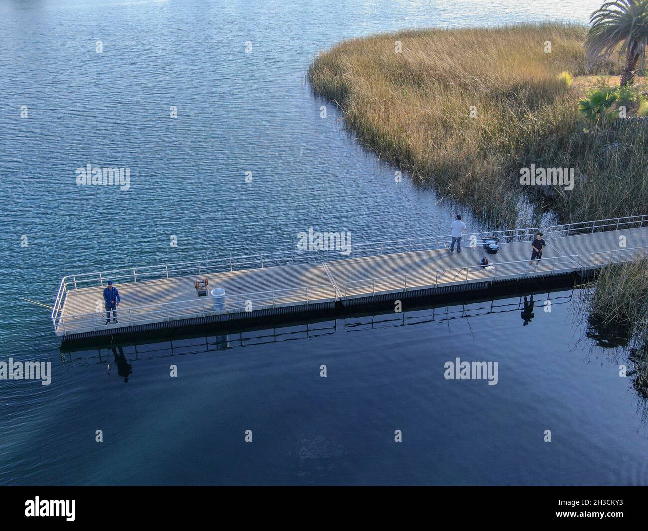 Vue aérienne de la jetée en bois avec les pêcheurs et leurs cannes à pêche essayant de pêcher au lac Miramar, San Diego, Californie.ÉTATS-UNIS.Site de loisirs incluant canotage, pêche, bateau à moteur.13 juillet 2021 Banque D'Images