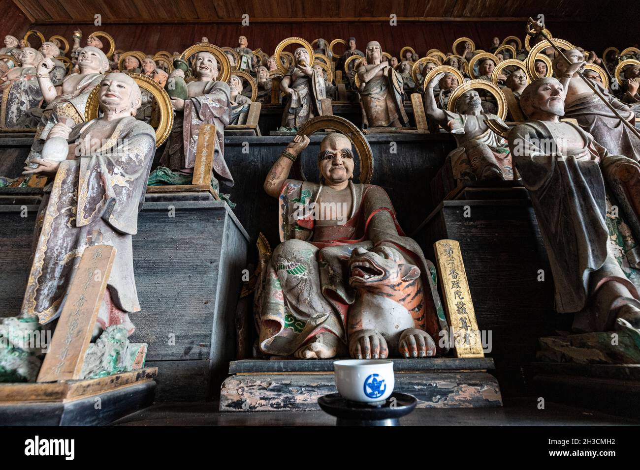 Tenneiji est connu pour son Rakan-do et son jardin de pierres Rakan. Depuis le hall principal où se trouve le Bouddha et le Rakan-do où se trouvent les 16 Arhats.Le 1 Banque D'Images