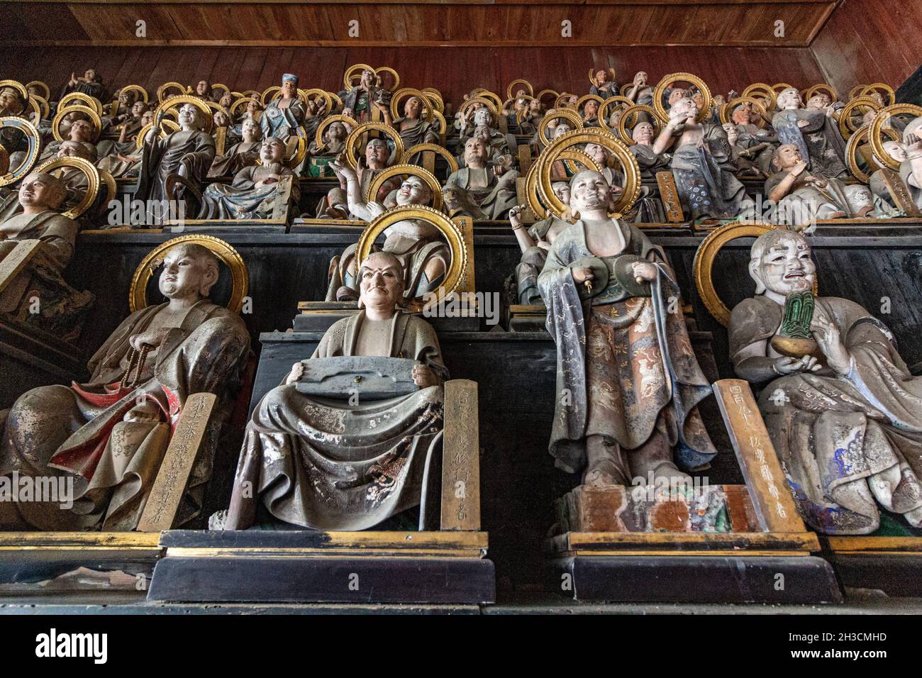 Tenneiji Rakan Hall - le jardin en pierre à l'extérieur représente les disciples bouddhistes rakan à l'intérieur de la salle Rakan.À la salle principale où le Bouddha est et Banque D'Images