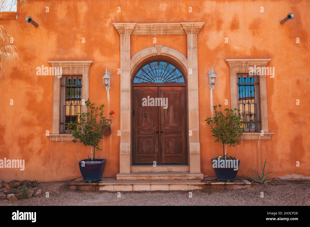 Une maison de style colonial espagnol faite d'adobe et peinte en orange à Barrio Viejo, Tucson, AZ Banque D'Images