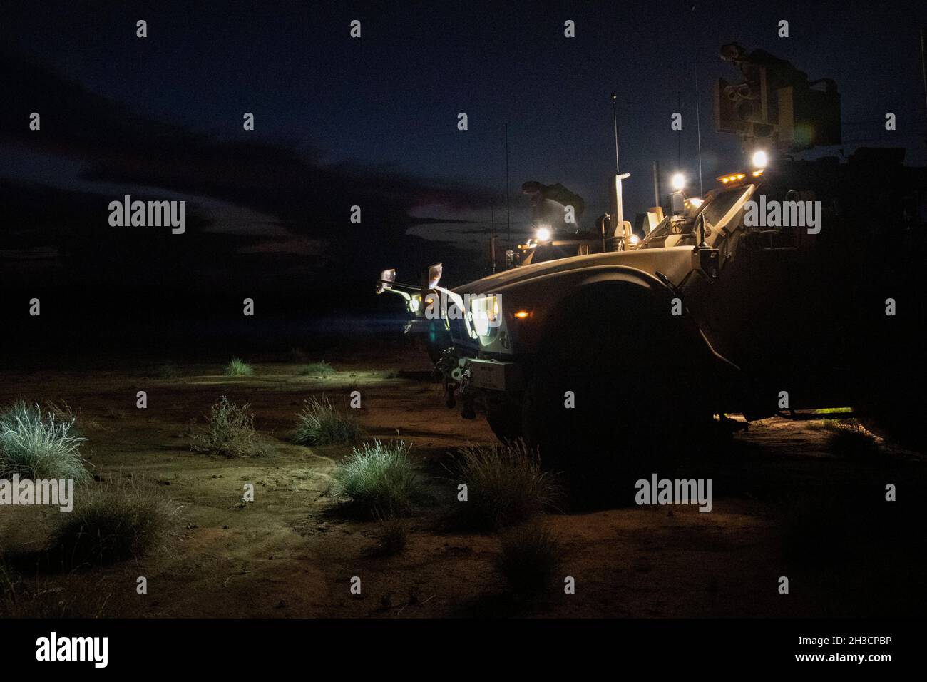 Les soldats américains affectés à la Dagger Company, 1-102e Régiment d'infanterie (Mountain), Force opérationnelle Iron Gray, Force opérationnelle interarmées combinée – Corne de l'Afrique (CJTF-HOA), conduisent un entraînement de tir à distance au complexe de la chaîne djiboutienne, à Djibouti, le 10 octobre 2021.L'entraînement consistait à exploiter la station d'armes commune à distance (CORNEILLES), montée sur un véhicule tout-terrain (M-ATV) résistant aux mines, tout en engageant des cibles à partir d'une boîte de manœuvre.(É.-U.Photo de l'armée par le sergent d'état-major.Amanda) Banque D'Images