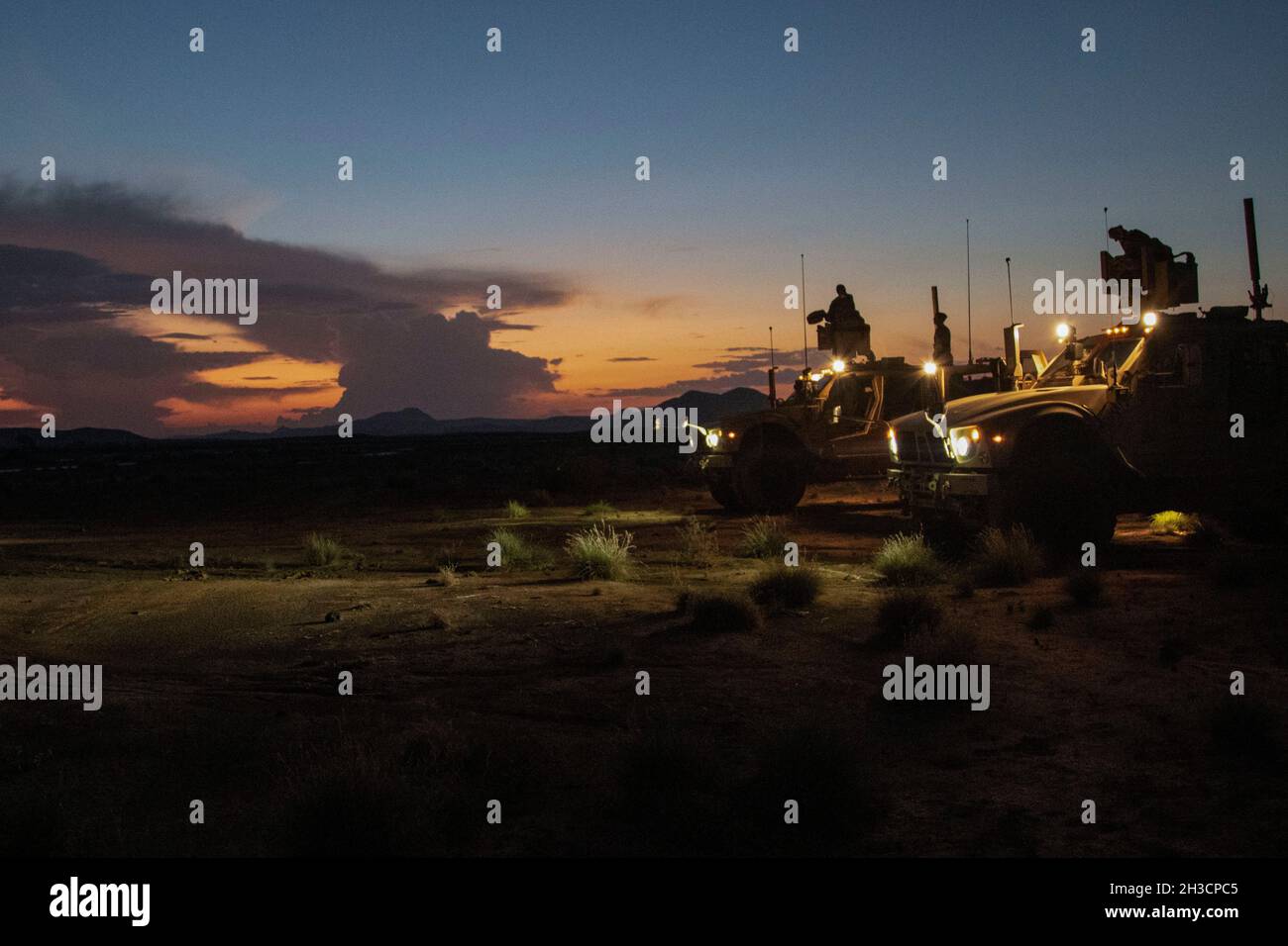 Les soldats américains affectés à la Dagger Company, 1-102e Régiment d'infanterie (Mountain), Force opérationnelle Iron Gray, Force opérationnelle interarmées combinée – Corne de l'Afrique (CJTF-HOA), conduisent un entraînement de tir à distance au complexe de la chaîne djiboutienne, à Djibouti, le 10 octobre 2021.L'entraînement consistait à exploiter la station d'armes commune à distance (CORNEILLES), montée sur un véhicule tout-terrain (M-ATV) résistant aux mines, tout en engageant des cibles à partir d'une boîte de manœuvre.(É.-U.Photo de l'armée par le sergent d'état-major.Amanda) Banque D'Images