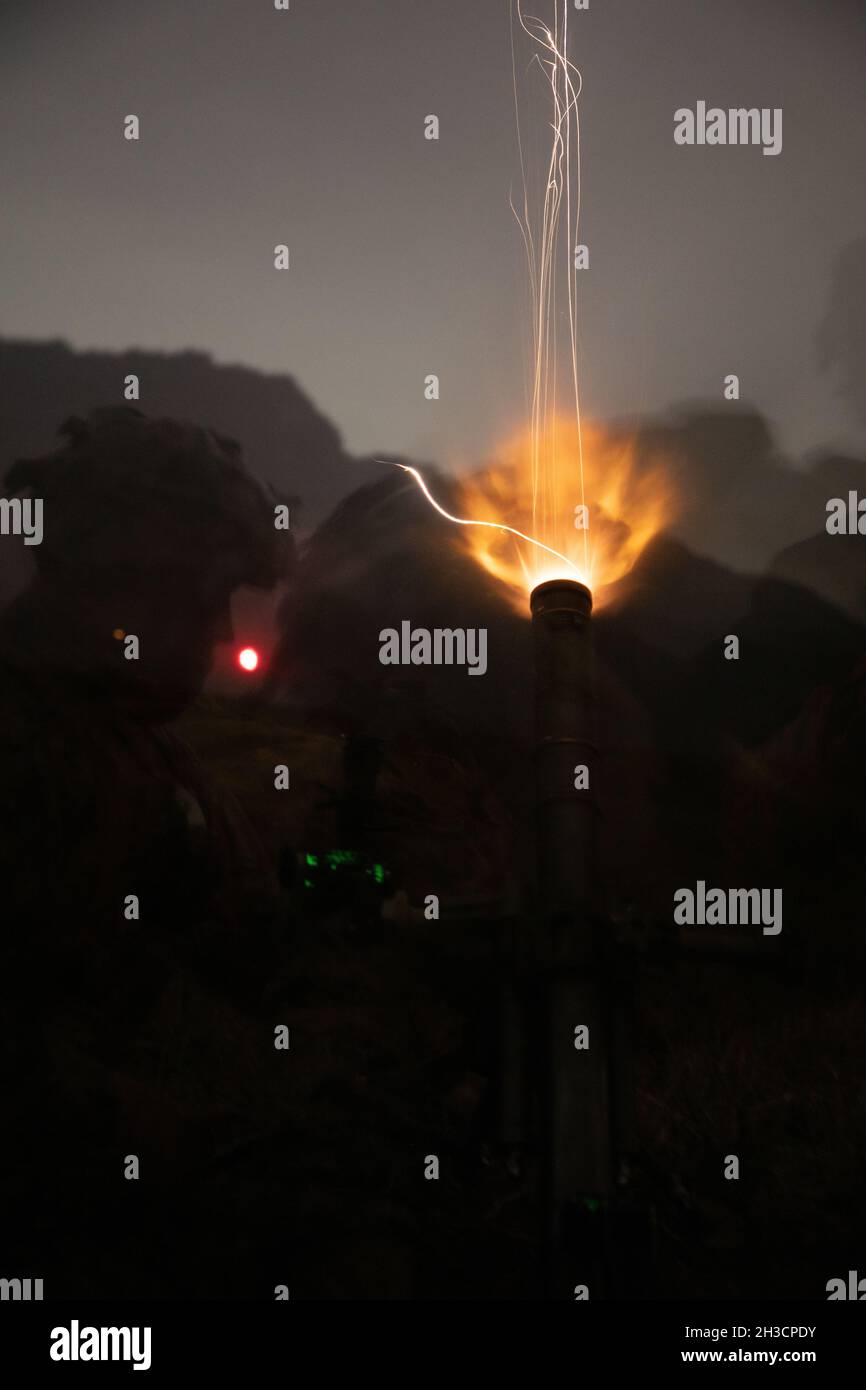 Marines des États-Unis avec 2e Bataillon, 3e Régiment de Marine, tirer un mortier M224 de 60 mm pendant une fusillade de de mortier pendant le programme d'échange maritime de Corée 22-1 à Camp Rodriguez, Pocheon, République de Corée, 18 octobre 2021.La formation a permis à Marines de maintenir les principes fondamentaux de la stratégie de markmarksoufée.(É.-U.Photo du corps marin par Sgt.Frêne McLaughlin) Banque D'Images