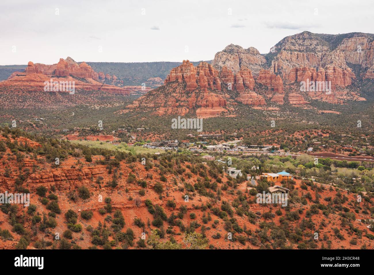 Vue sur les rochers rouges de Sedona, vue depuis le sentier de randonnée de l'Airport Loop Banque D'Images
