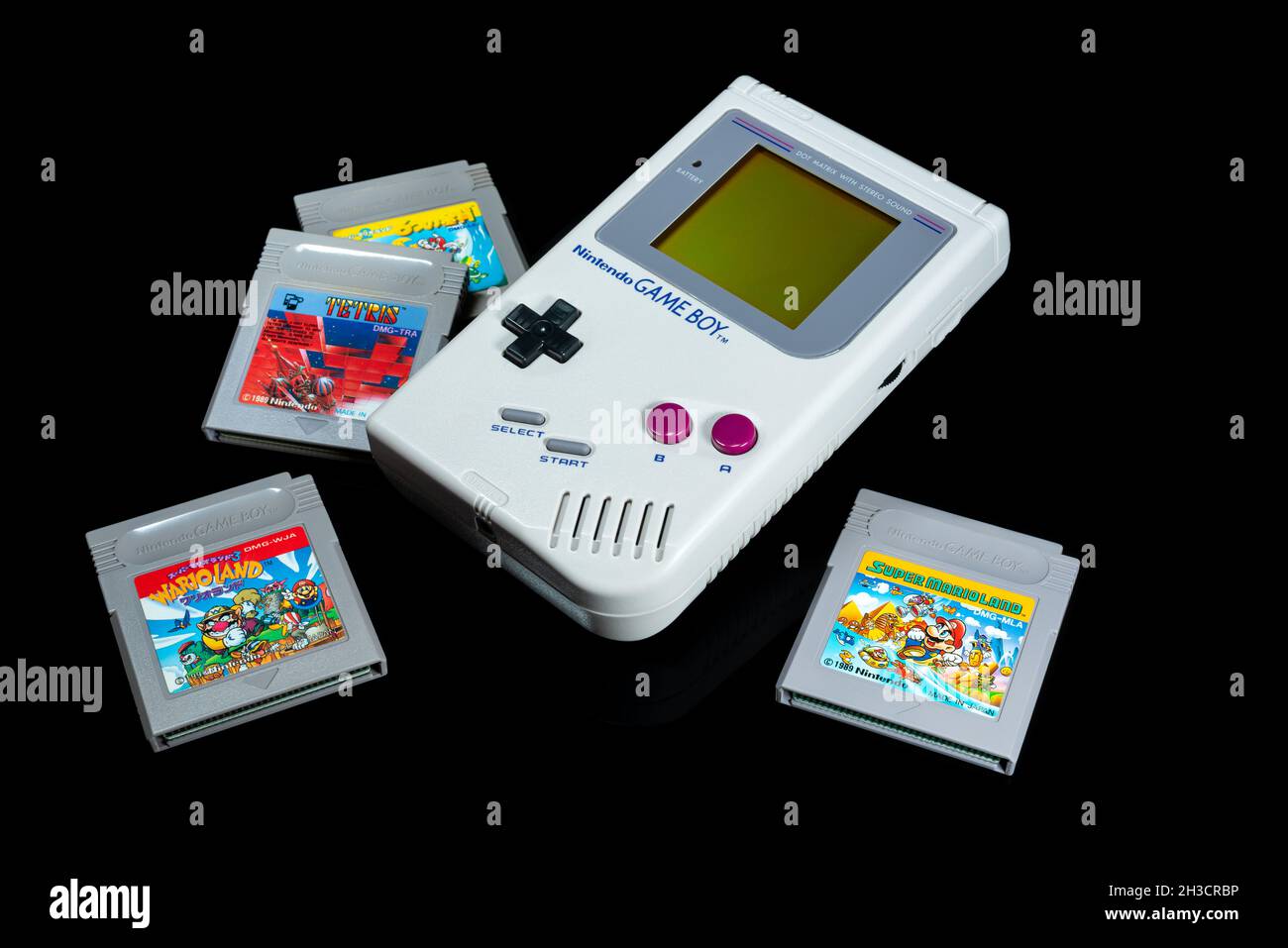 Fukuoka, Japon - 19 septembre 2021 : nintendo Game Boy et Game Boy couleur avec diverses cartouches de jeu isolées sur fond noir Banque D'Images Fukuoka, Japon - 19 septembre 2021 : nintendo Game Boy et Game Boy couleur avec diverses cartouches de jeu isolées sur fond noir Banque D'Images