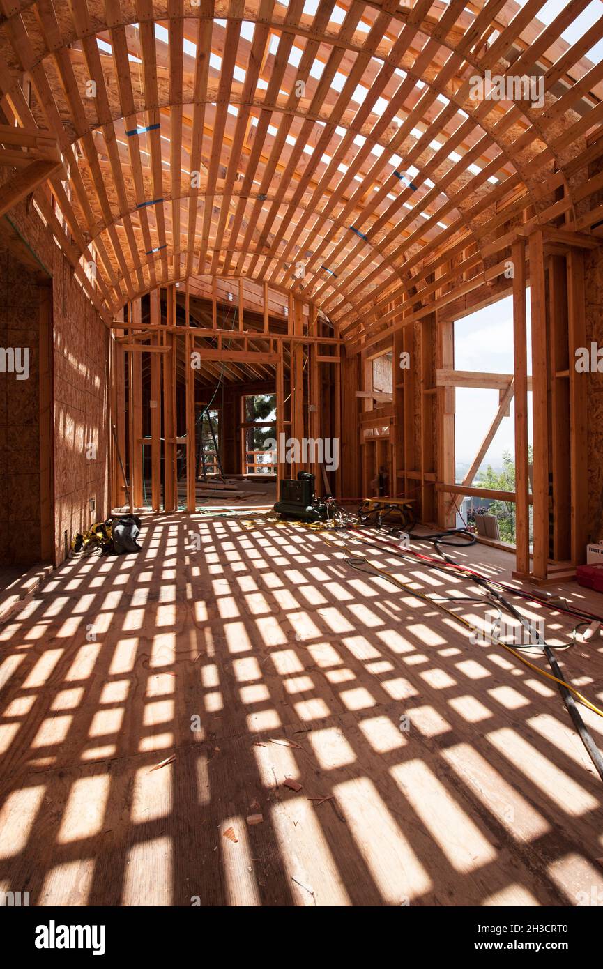 Plafond incurvé en bois à cadre elliptique ouvert à la lumière du soleil Banque D'Images