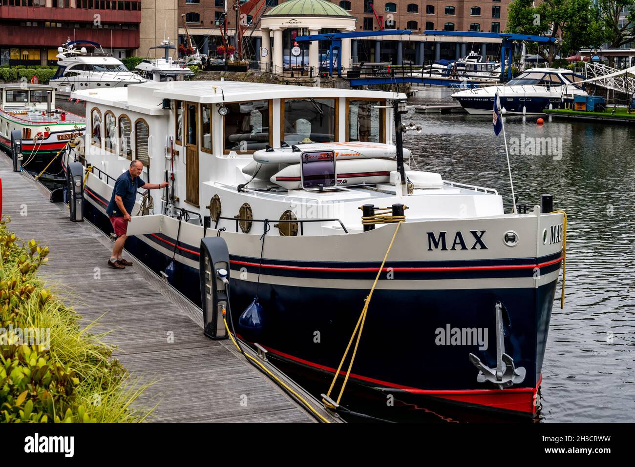 Une Péniche amarrée à St Katharine Docks Marina, Londres, Royaume-Uni. Banque D'Images