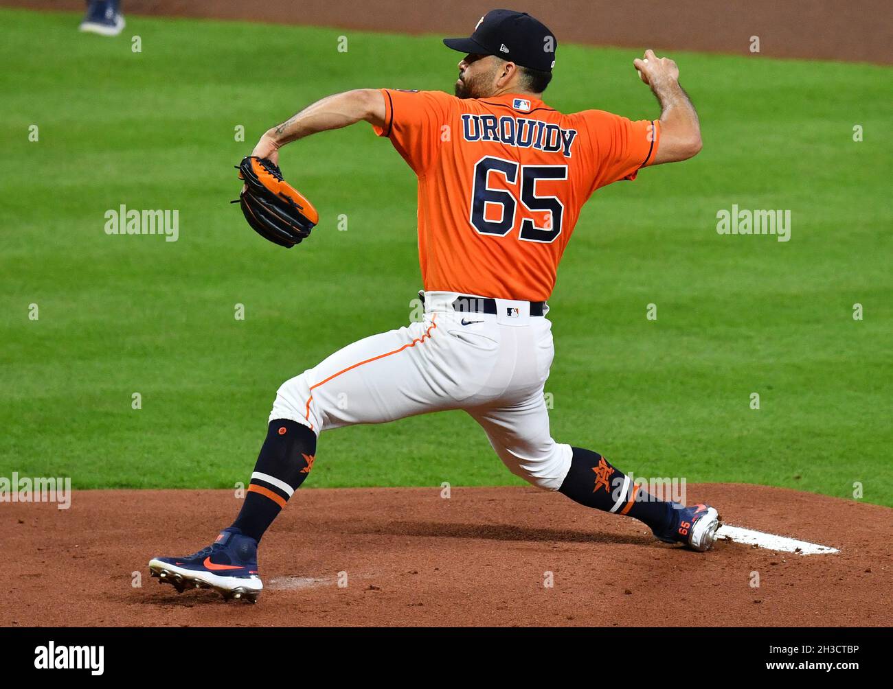 Houston, États-Unis.27 octobre 2021.Houston Astros départ lanceur Jose Urquidy jette dans le premier repas dans le jeu deux contre les Atlanta Braves dans la série mondiale MLB à minute Maid Park à Houston, Texas le mercredi 27 octobre 2021.Photo de Maria Lysaker/UPI crédit: UPI/Alay Live News Banque D'Images