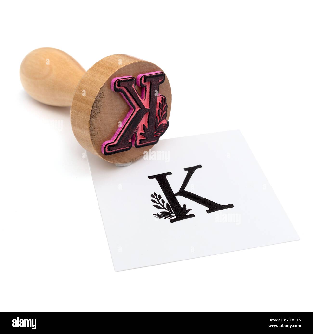 Gros plan d'un timbre de calligraphie 'K' sur fond blanc Banque D'Images