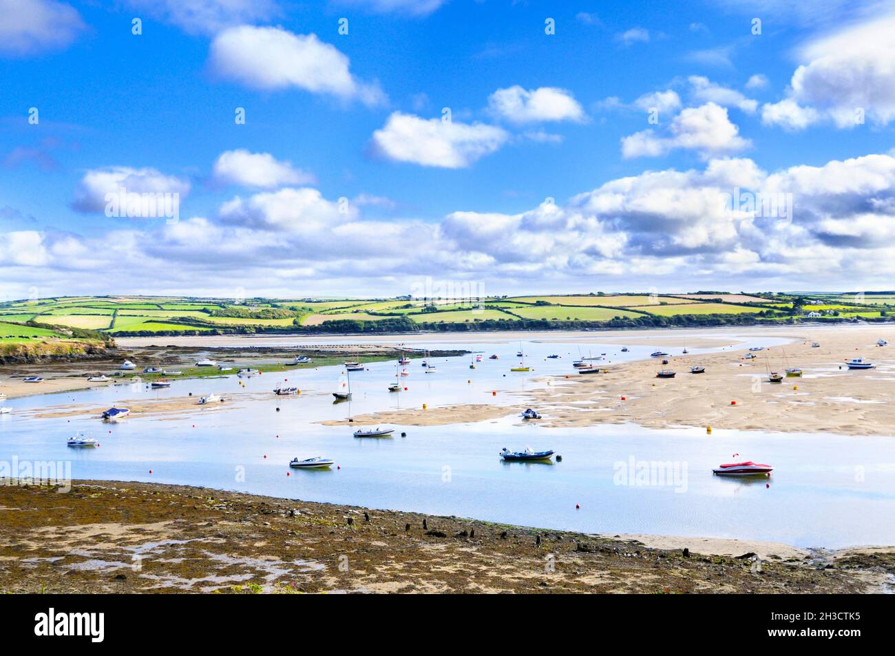 L'estuaire de la Camel en été vu du village de Rock dans le nord de Cornwall, Angleterre, Royaume-Uni Banque D'Images