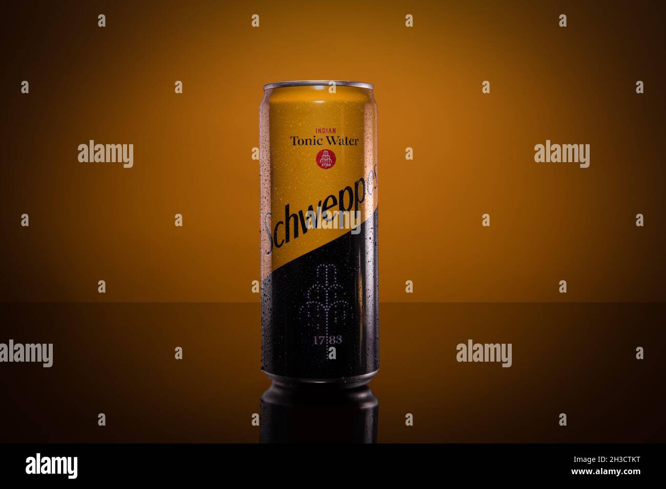 Cacak, Serbie - 24 octobre 2021 : boisson tonique indienne Schweppes sur fond orange foncé. Banque D'Images