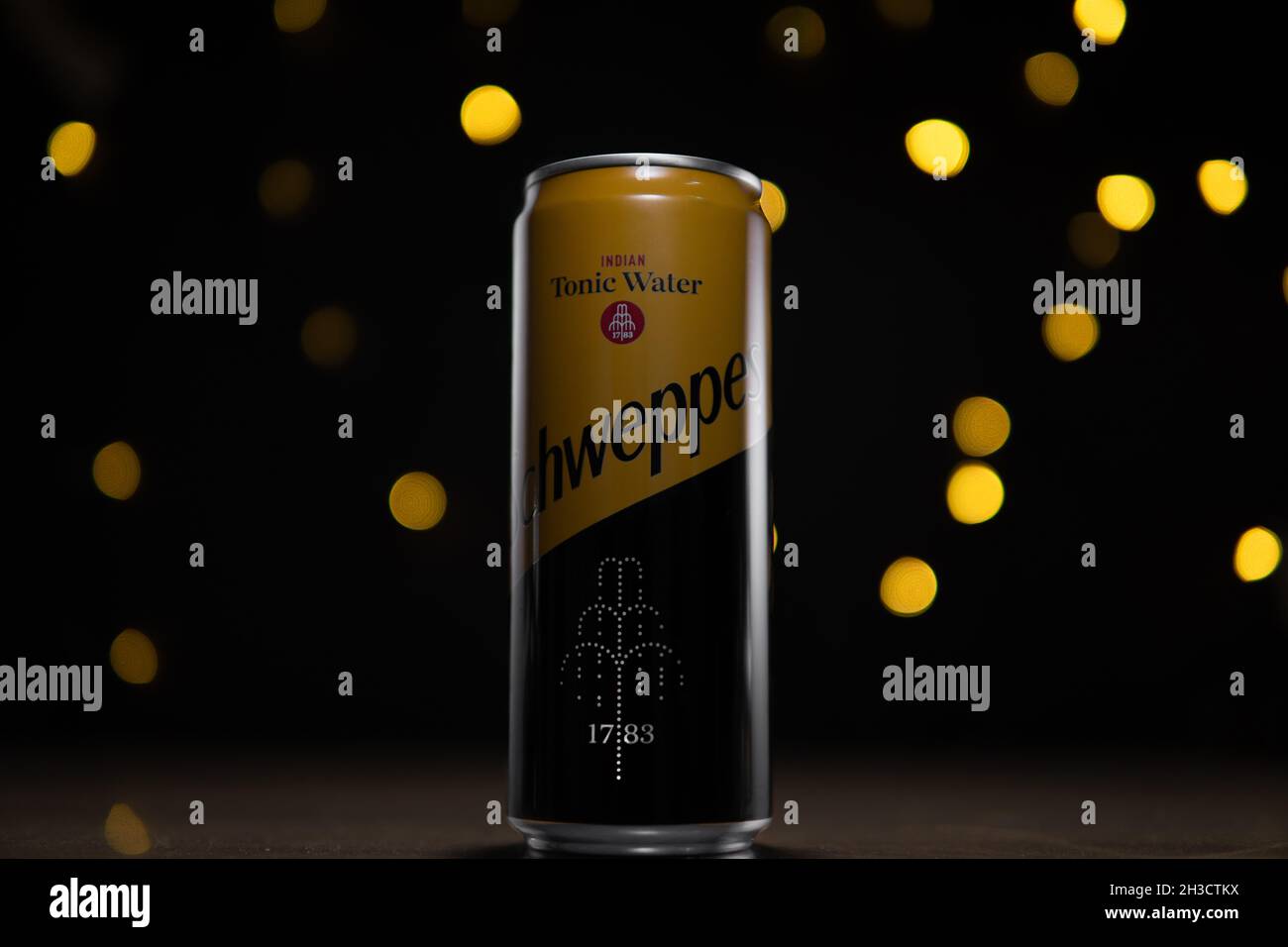 Cacak, Serbie - 24 octobre 2021 : boisson d'eau tonique indienne Schweppes.Lumière bokeh derrière Banque D'Images