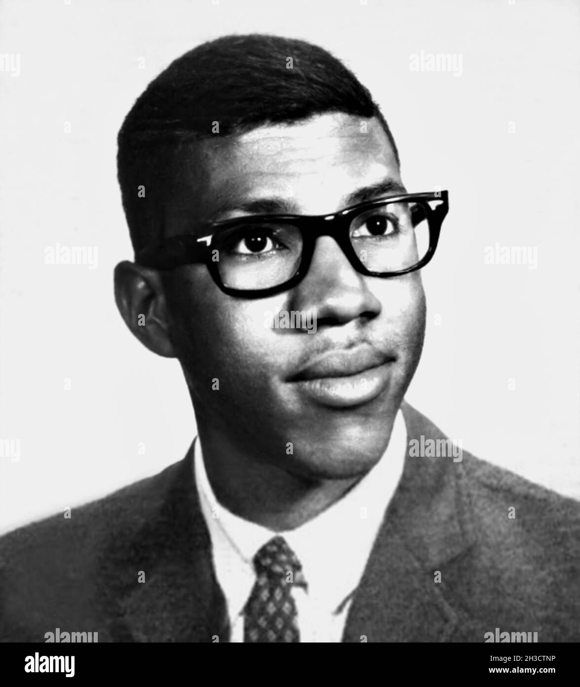 1966 , Illinois , Etats-Unis : le célèbre chanteur américain Soul , compositeur , producteur et acteur LIONEL RICHIE ( né le 20 juin 1949 ) quand était jeune à 17 ans , photo de l'Annuaire à Joliet Township High Schoo l.À partir de 1968 leader du groupe COMMODORES .Photographe inconnu .- HISTOIRE - FOTO STORICHE - ATTORE - COMPOSIORE - FILM - CINÉMA - personalità da giovani giovane - personnalités quand était jeune - ADOLESCENT - INFANTILE - MUSIQUE POP - MUSICA - Rhythm and blues - cantante - cravatta - TIE - PRODUTTORE DISCOGRAFICO- occhiali da vista - lentille --- ARCHIVIO GBB Banque D'Images