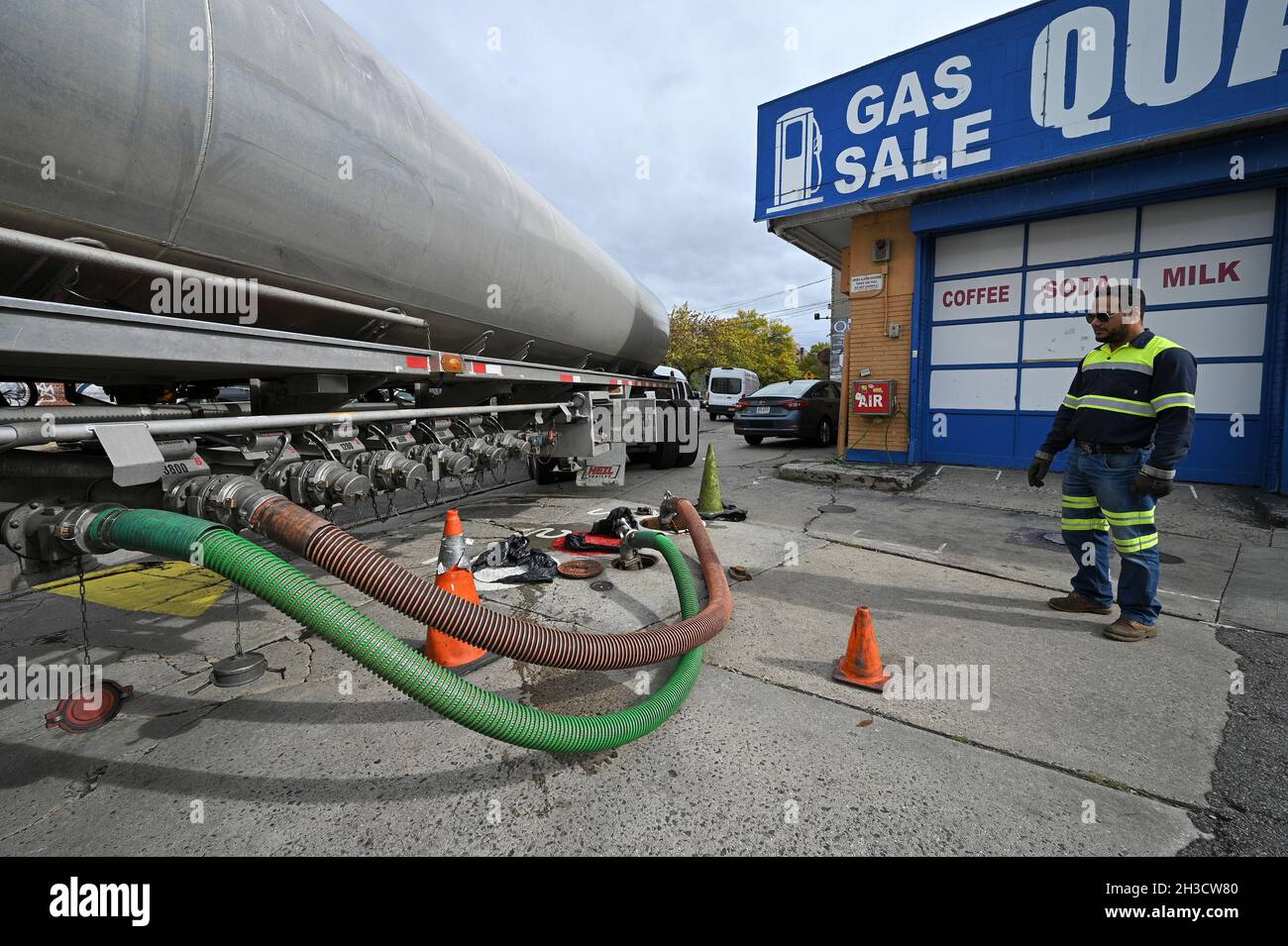 New York, États-Unis.27 octobre 2021.Un camion-citerne pompe environ 5000 gallons d'essence dans des réservoirs au sol à une station-service dans le quartier Queens de New York, NY, le 27 octobre 2021.Les prix de l'énergie vont augmenter à mesure que l'OPEP diminue pour augmenter sa production en novembre.(Photo par Anthony Behar/Sipa USA) crédit: SIPA USA/Alay Live News Banque D'Images