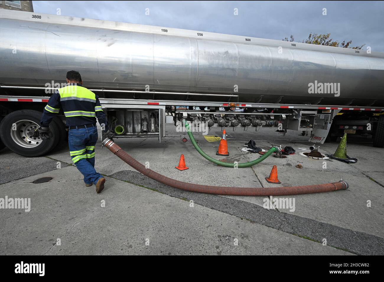 New York, États-Unis.27 octobre 2021.Un conducteur de camion-citerne déplace les flexibles après avoir pompé environ 5000 gallons d'essence dans des réservoirs au sol d'une station-service dans le quartier Queens de New York, NY, le 27 octobre 2021.Les prix de l'énergie vont augmenter à mesure que l'OPEP diminue pour augmenter sa production en novembre.(Photo par Anthony Behar/Sipa USA) crédit: SIPA USA/Alay Live News Banque D'Images