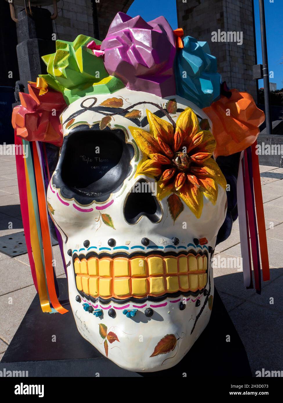 Mexico.- 27 octobre 2021: Dans le cadre des célébrations de la Journée des morts à Mexico, une exposition en plein air a été montée, avec d'énormes crânes décorés qui rendent hommage au célèbre artiste mexicain Frida Kahlo dans Monument à la Révolution 27 octubre 2021 à Mexico.(Photo de Francisco Morales/Damm photo /Norte photo/) Banque D'Images