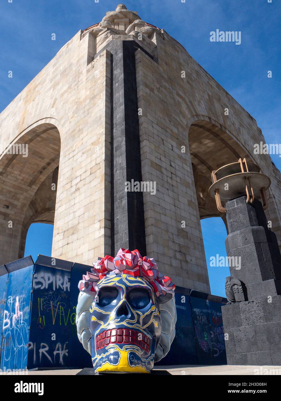 Mexico.- 27 octobre 2021: Dans le cadre des célébrations de la Journée des morts à Mexico, une exposition en plein air a été montée, avec d'énormes crânes décorés qui rendent hommage au célèbre artiste mexicain Frida Kahlo dans Monument à la Révolution 27 octubre 2021 à Mexico.(Photo de Francisco Morales/Damm photo /Norte photo/) Banque D'Images