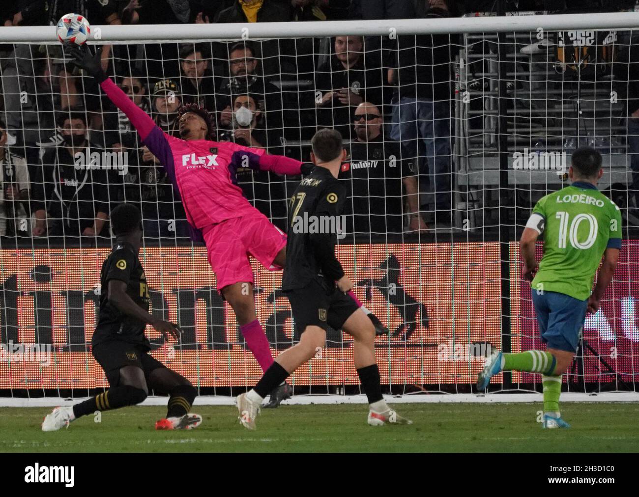 Los Angeles, Californie, États-Unis.26 octobre 2021.JAMAL BLACKMAN, le gardien de but du LAFFC, a fait quelques sauvegardes pour gagner un départ car le Los Angeles football Club a fermé les Seattle Sounders 3 à 0 au banc de Californie Stadium.(Image de crédit : © Scott Mitchell/ZUMA Press Wire) Banque D'Images