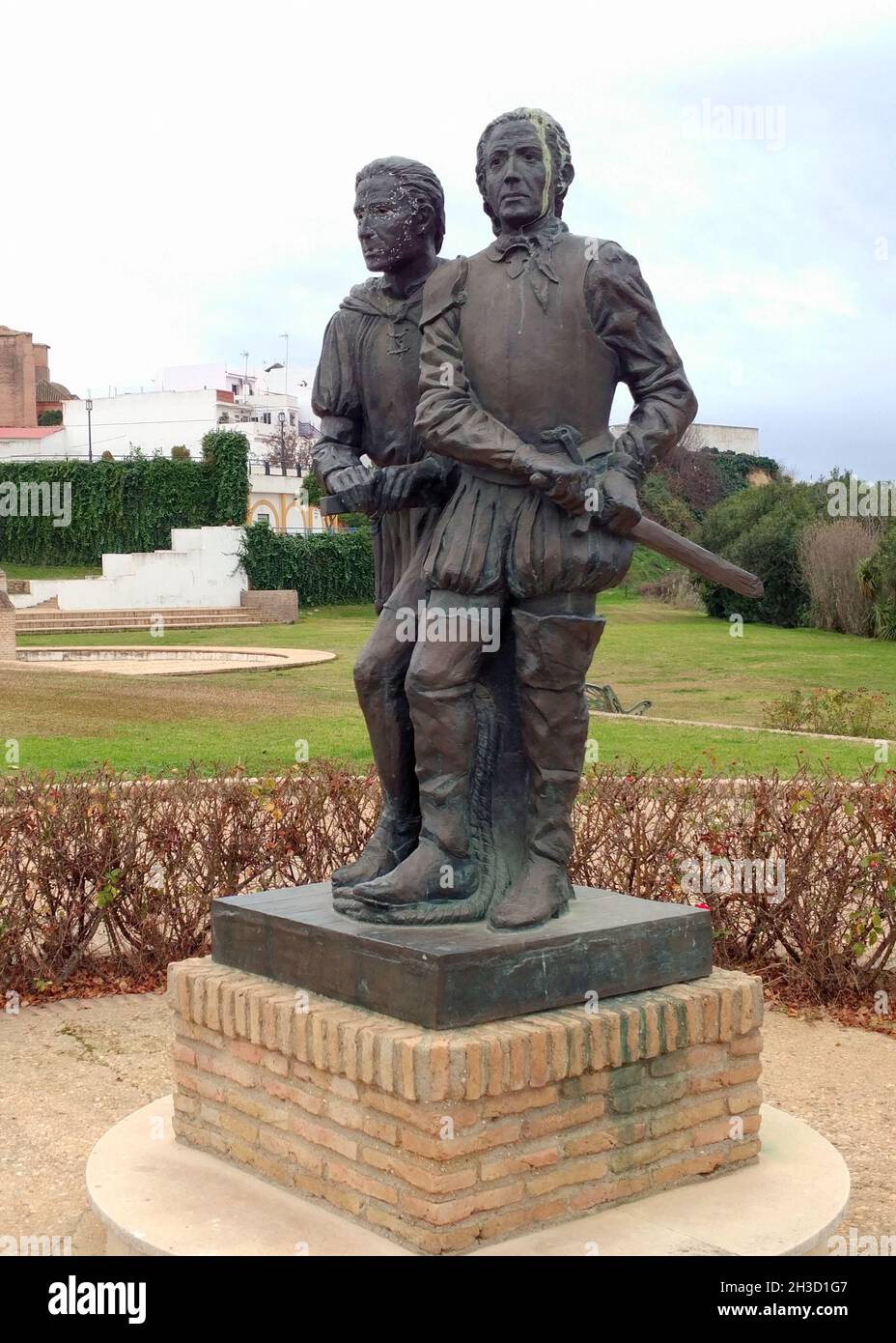 Monument aux Pinzón Brothers, indigènes de la ville, capitaines des Caravelles la Pinta et la Niña lors du premier voyage transatlantique de Columbus Banque D'Images