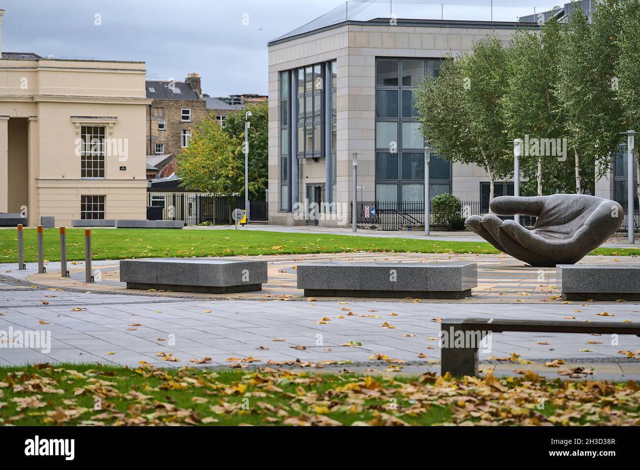 Dublin, Irlande - 23 octobre 2021 : vue d'automne de la sculpture de bronze à la main en attente dans la cour du ministère de l'éducation avec des feuilles jaunes tombées Banque D'Images