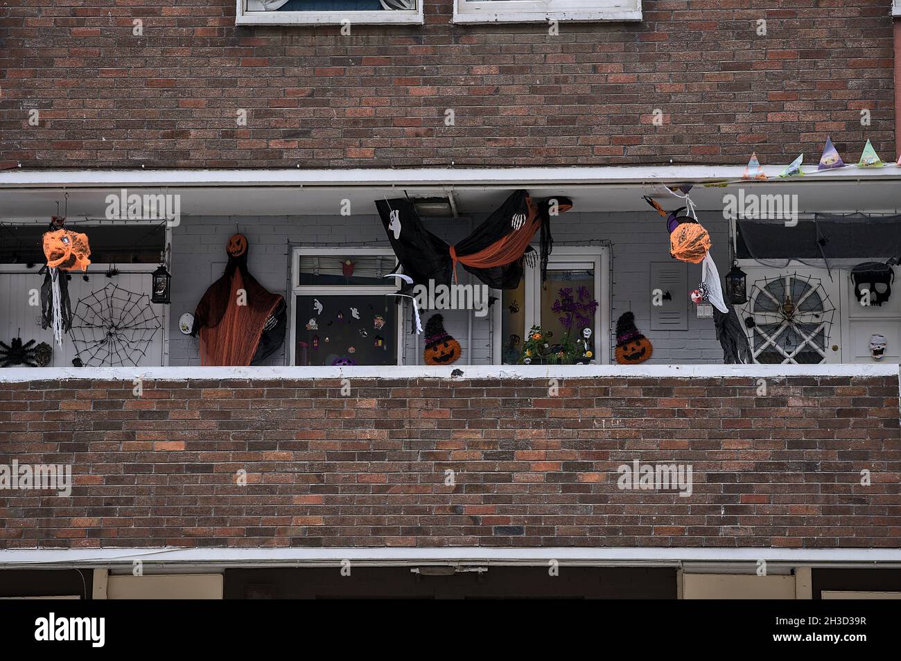 Magnifique et sinistre décor Halloween sur le long balcon de la maison dans le centre de Dublin.Halloween 2021 décoration, Dublin, Irlande Banque D'Images