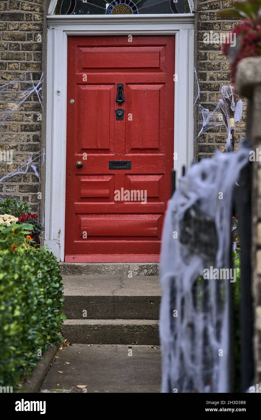 Belle vue verticale de la porte d'entrée traditionnelle dans la couleur rouge et sinistre Halloween 2021 décoration sur la porte en métal de l'entrée de la maison dans le centre-ville de Dublin Banque D'Images