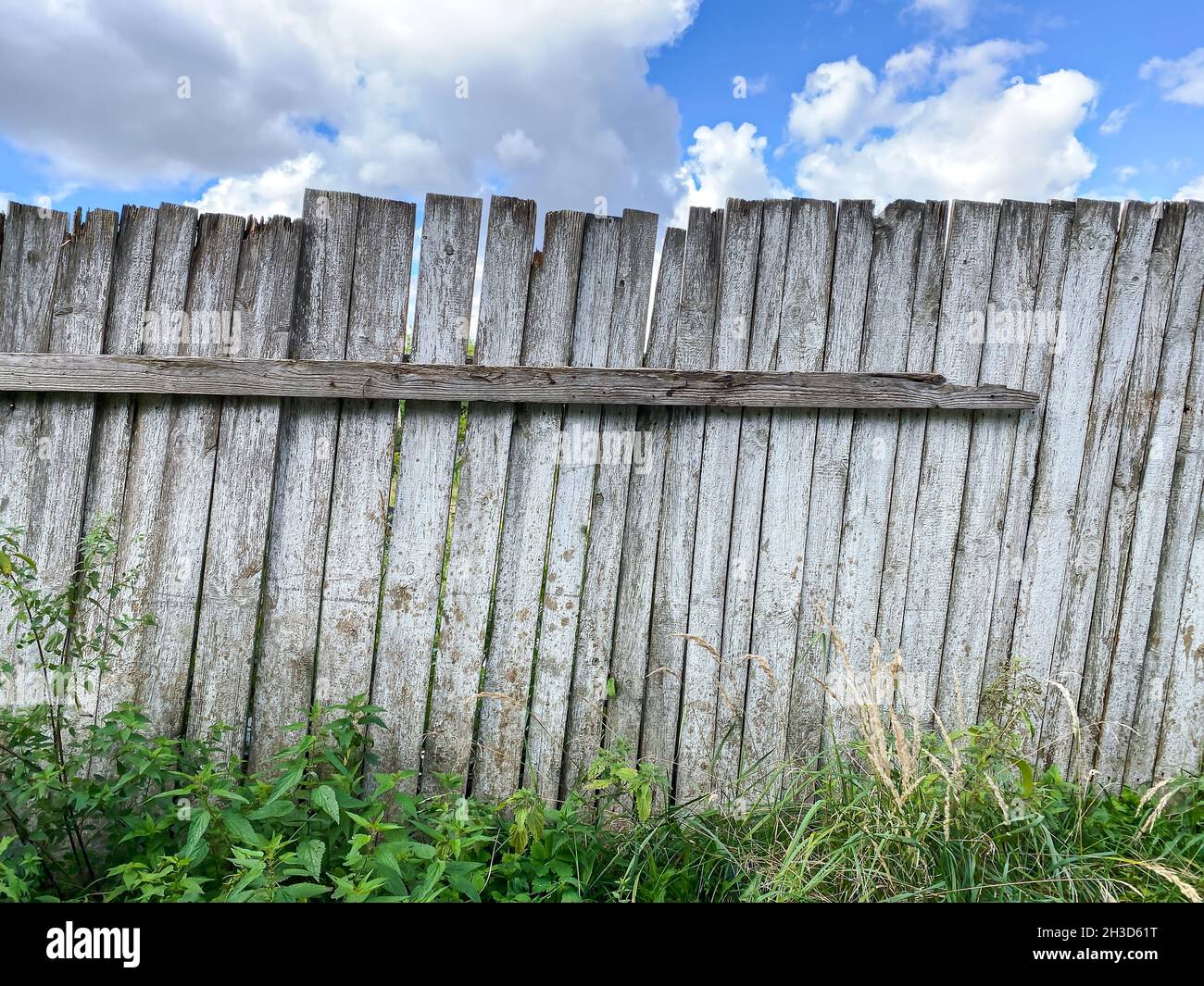 clôture rustique en bois avec planches de bois. vue rapprochée en été. Banque D'Images