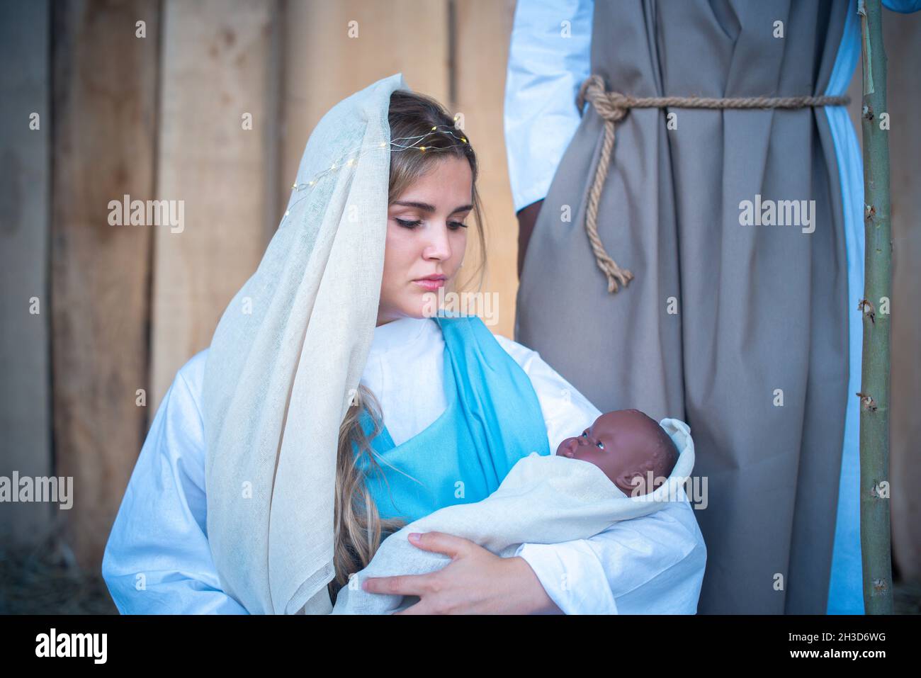 Vierge de race blanche Mary tenant un bébé noir Banque D'Images