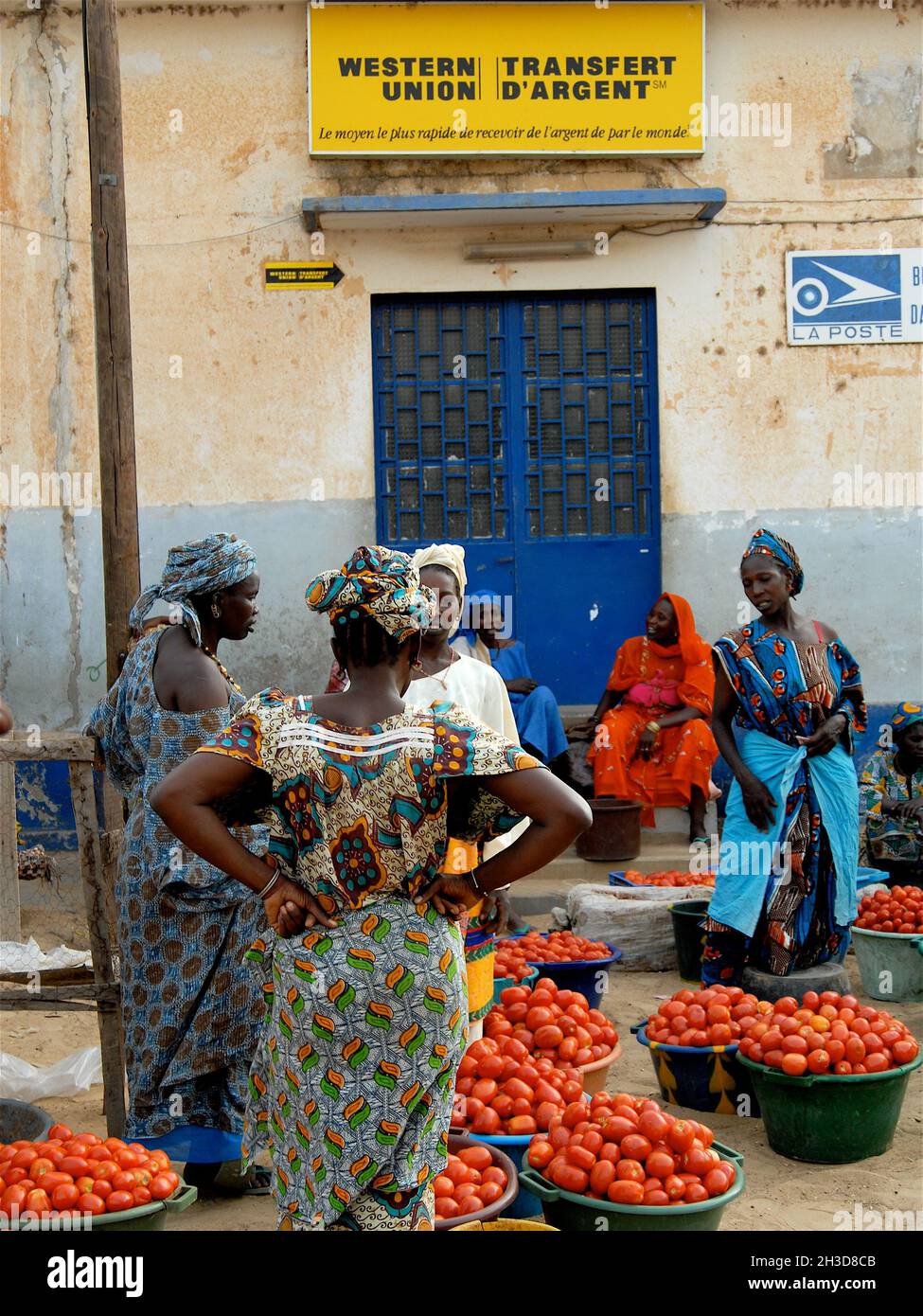SÉNÉGAL.RÉGION DE SAINT LOUIS.LE FLEUVE SÉNÉGAL, UNE VILLE DE DAGANA, WALO A APPELÉ LA CAPITALE DE L'ANCIEN COMPTOIR COLONIAL QUI GARDE CELA VERS LE HAUT LES RESTES D'UN ANCIEN Banque D'Images