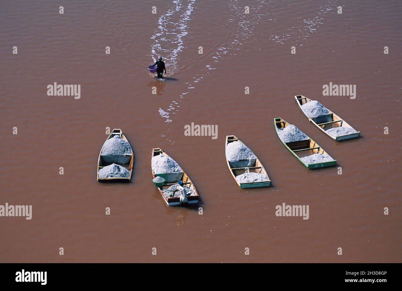 SÉNÉGAL, VUE AÉRIENNE DU LAC ROSE (RETBA) EXTRACTION DE SEL, Banque D'Images