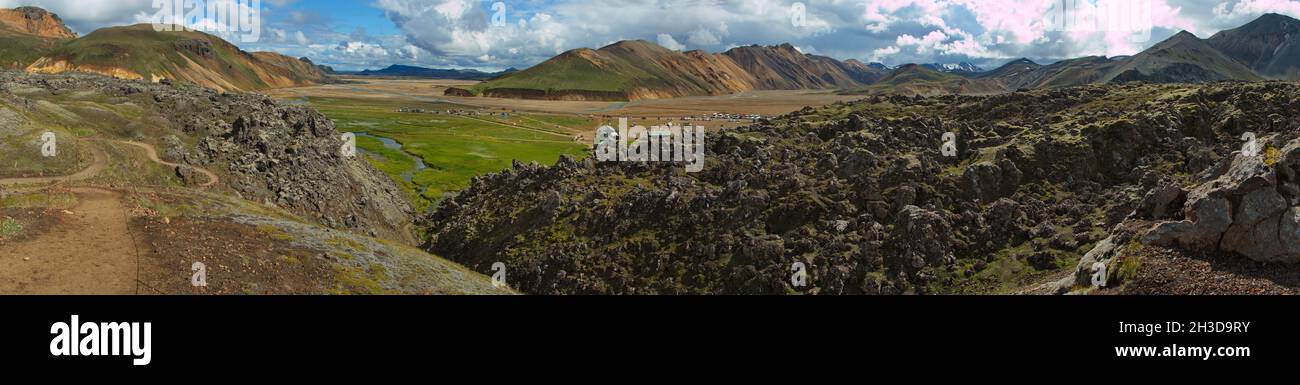 Vue sur le terrain de camping Landmannalaugar depuis le sentier de la boucle de Laugar, Islande, Europe Banque D'Images