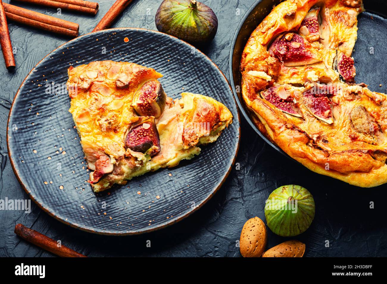 Omelette savoureuse aux figues et aux amandes. Petit déjeuner sain Banque D'Images
