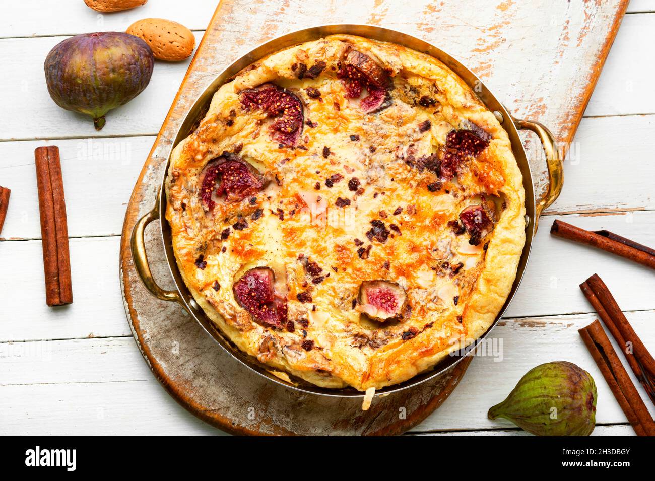 Omelette grecque ou omelette aux figues et aux amandes. Banque D'Images