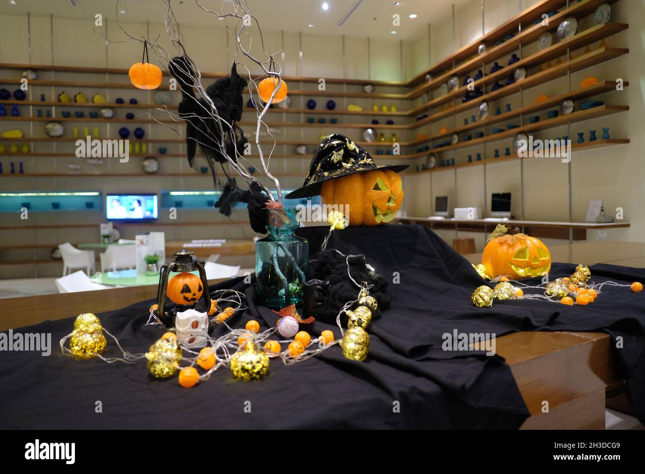 Décorations d'Halloween dans le hall de l'hôtel Holiday Inn Pattaya Beach Thaïlande Banque D'Images