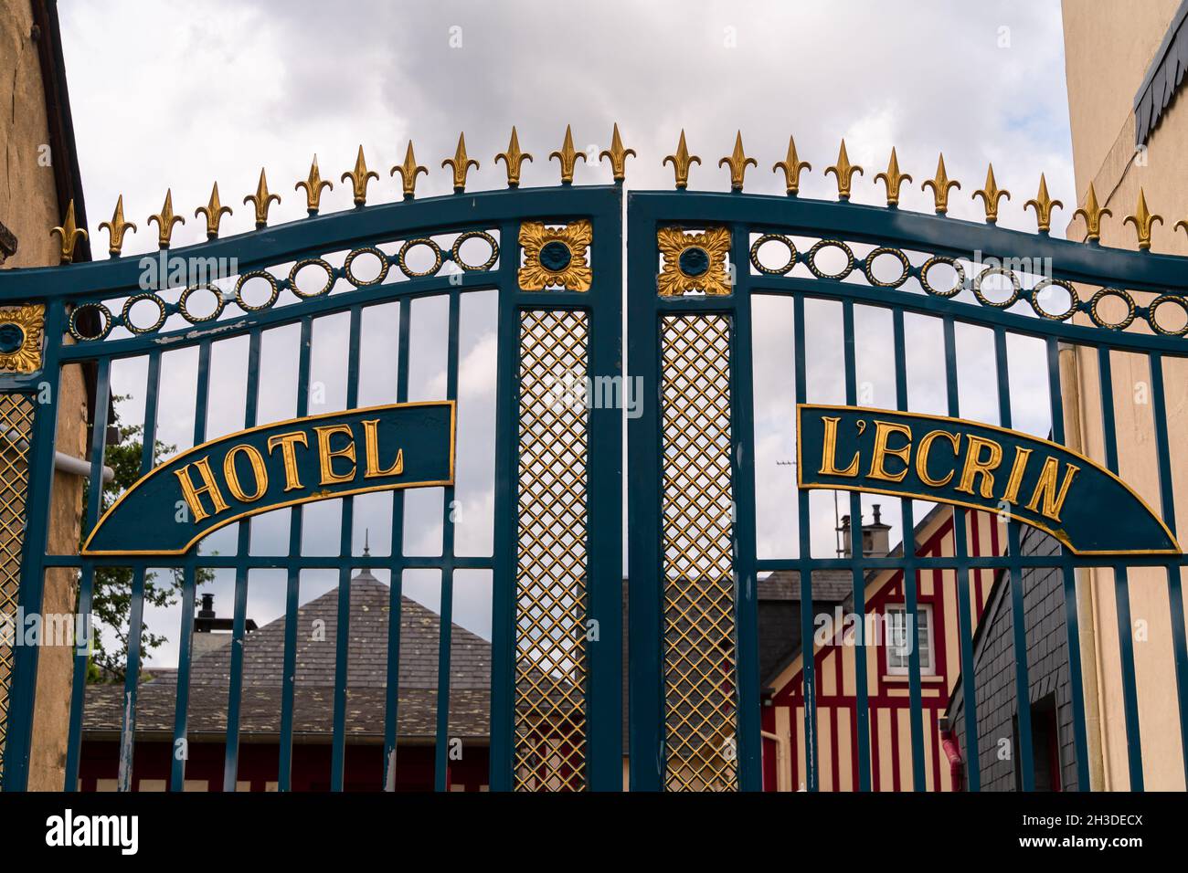 Honfleur, France - 4 août 2021 : porte d'entrée avec le signe de l'hôtel  Ecrin à Honfleur, Normandie, France Photo Stock - Alamy