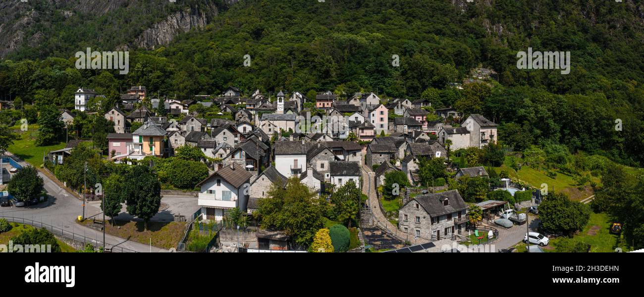 Vue de dessus du village d'Avegno au Tessin, Suisse.Tournage avec le drone.C'est un beau paysage d'été Banque D'Images