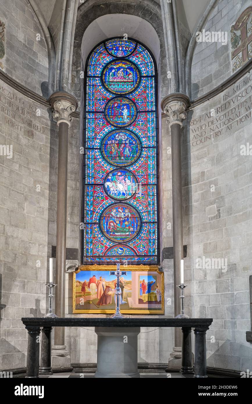 Vitraux et autel dans la chapelle Saint-Martin de la cathédrale de Canterbury, Angleterre. Banque D'Images