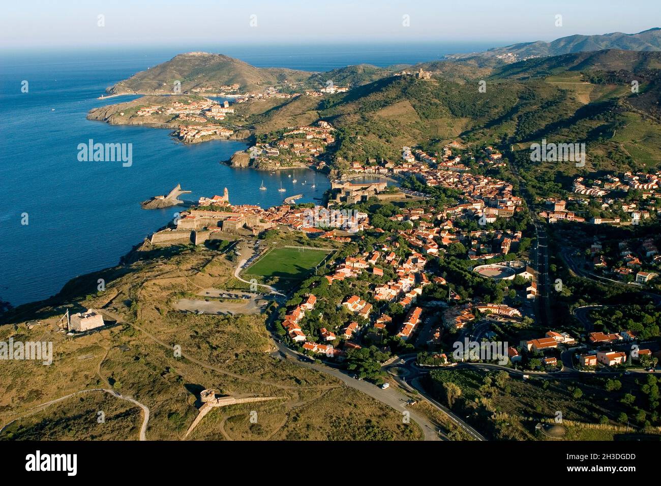 FRANCE. PYRÉNÉES-ORIENTALES (66) VUE AÉRIENNE DU VILLAGE DE COLLIOURE. FORT MIRADOU, PLAGE SAINT VINCENT ET FORT SAINT ELME Banque D'Images