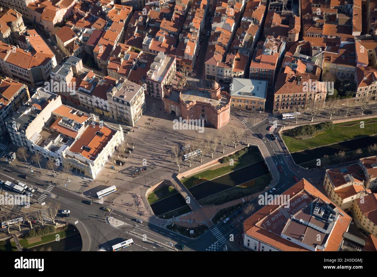 FRANCE. PYRÉNÉES-ORIENTALES (66) VUE AÉRIENNE DE PERPIGNAN. QUAI DE LA BASSE ET CASTILLET (ANCIENNE PRISON ET EMBLÈME DE LA VILLE) Banque D'Images