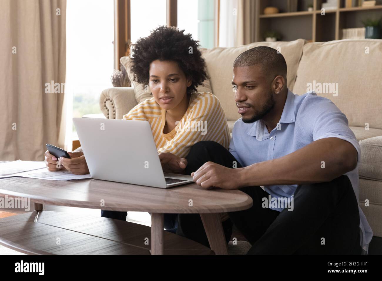 Jeune couple afro-américain concentré gérant le couple. Banque D'Images